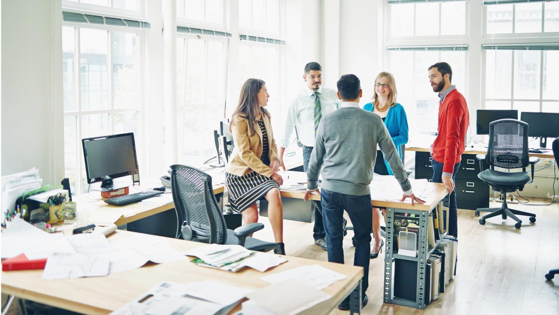 Teilnehmer arbeiten mit Hörübungen