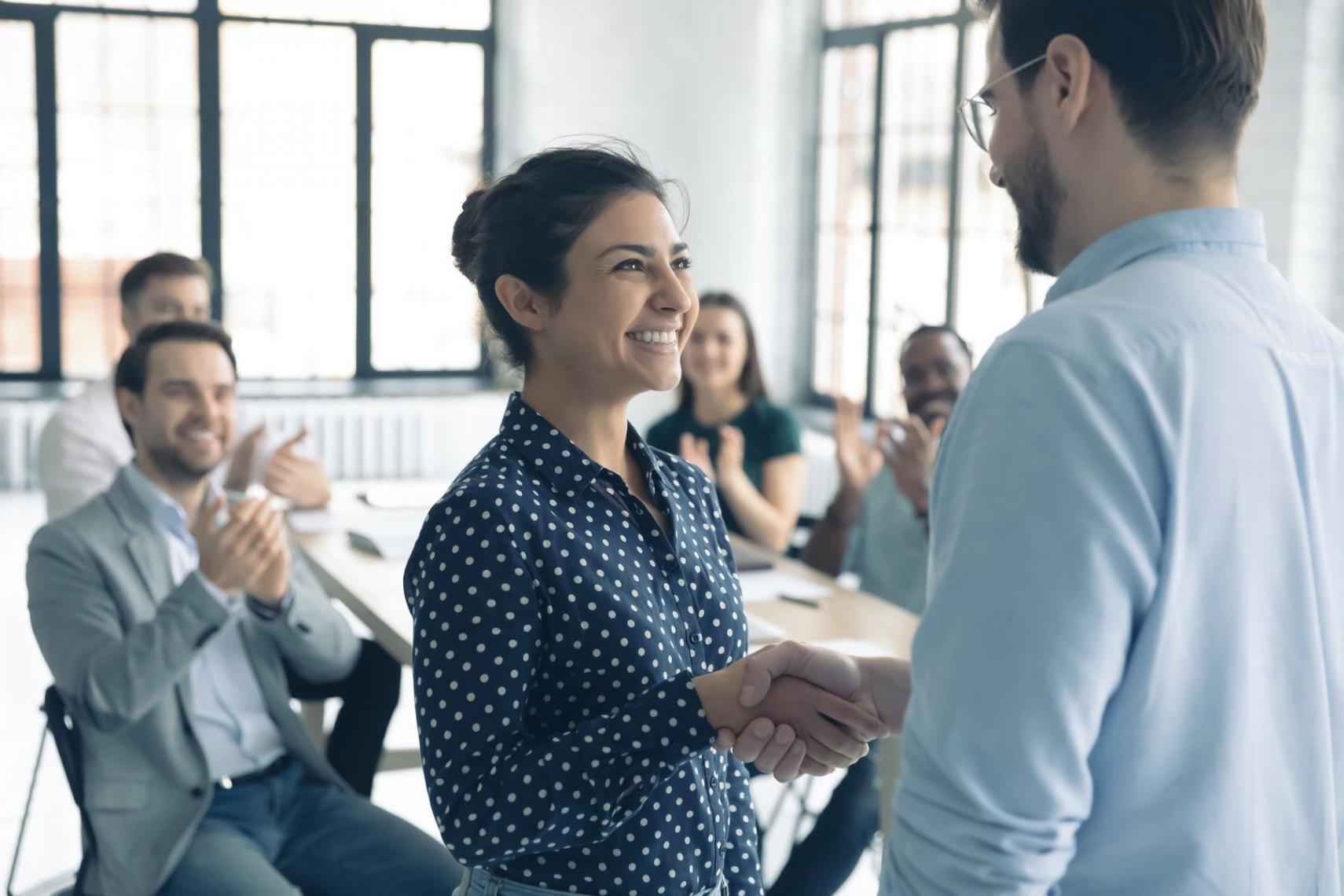 Team arbeitet gemeinsam an Hörübungen